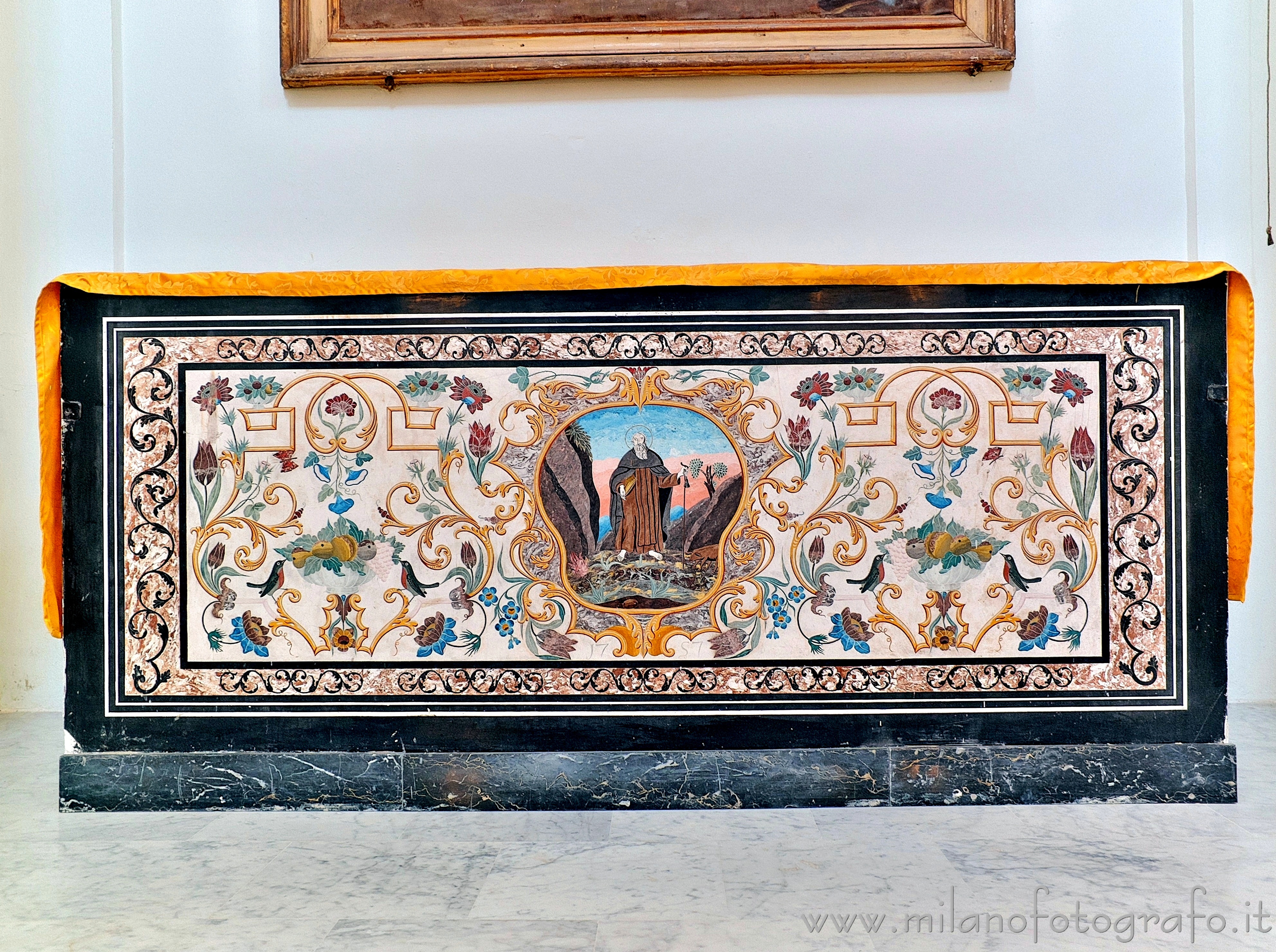 Mondaino (Rimini, Italy) - Scagliola frontal in the Church of Archangel Michael